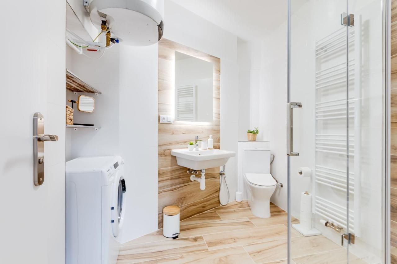 Modern, Bright And Spacious